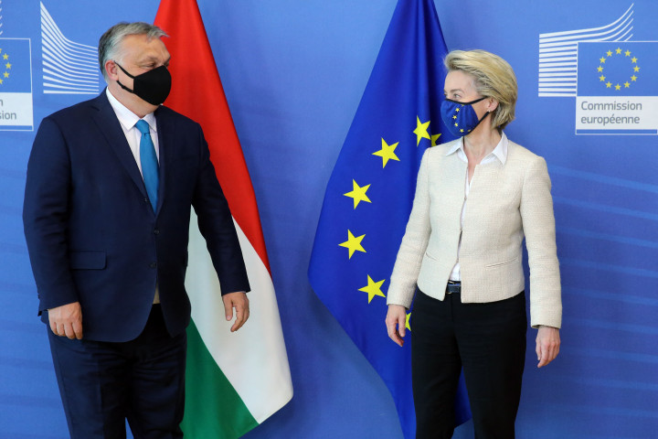 Ursula von der Leyen és Orbán Viktor találkozója Brüsszelben 2021 áprilisában – Fotó: Francois Walschaerts / AFP