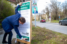 Groteszk derű: Örkény-egypercesekkel ragasztják le a választási plakátokat a II. kerületben