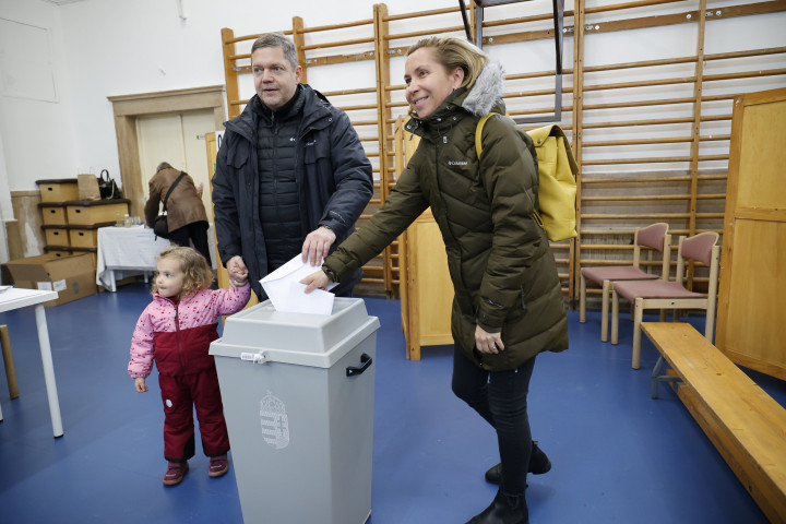 Tóth Bertalan leadja szavazatát a pécsi Istenkúti Közösségi Házban kialakított szavazókörben 2022. április 3-án – Fotó: MTI/Varga György