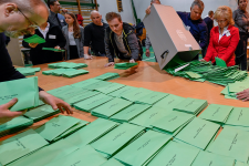 Rendszerszinten biztosan nem tömtek urnákat a választásokon