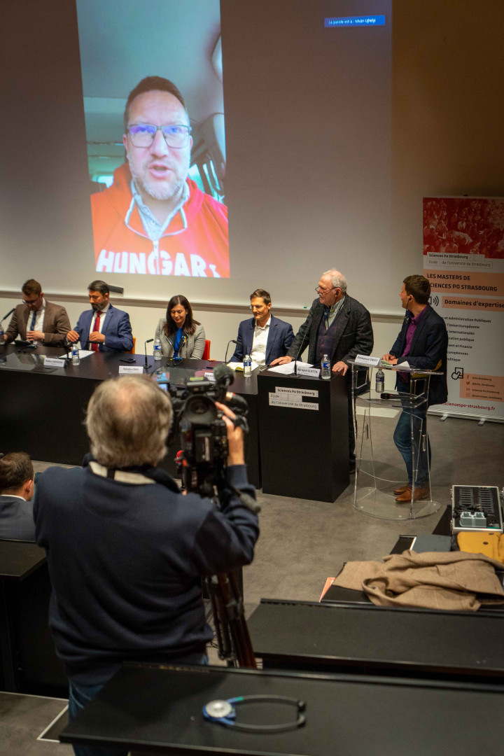 Újhelyi István az autójából jelentkezett be a panelbeszélgetésre – Fotó: Sciences Po Strasbourg