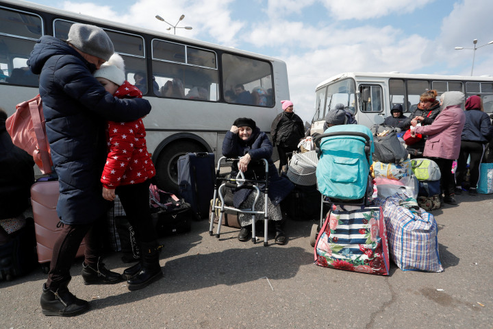 Tatyana Drogalina, tíz éves lányával, Másával és édesanyjával Tamarával várja, hogy elinduljanak az evakuációs bussaz Mariupolból 2022. április 5-én – Fotó: Alexander Ermochenko / Reuters