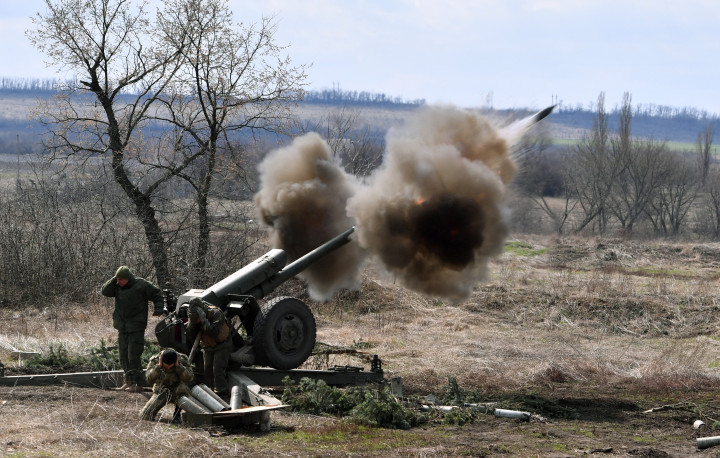 LNR Népi Milíciája tüzérei nyitnak tüzet ellenséges állásokra a luhanszki területekről 2022. április 5-én – Fotó: Viktor Antonyuk / Sputnik / AFP