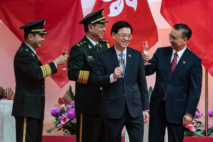 John Lee (középen) a kormány magas rangú tisztviselőivel tartott pohárköszöntője Hongkong visszaadásának 24. évfordulóján 2021. július 1-én – Fotó: Anthony Kwan / Getty Images