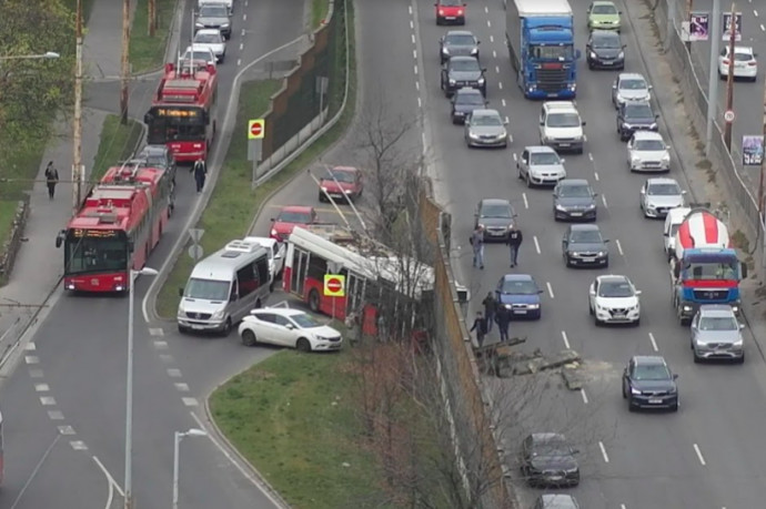 A rendőrség vizsgálja a zajvédő falat áttörő trolibusz ügyét