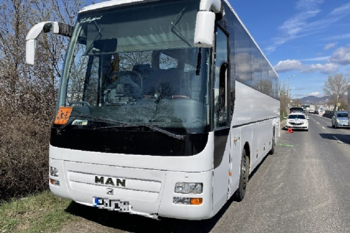 Megelőzte és ok nélkül befékezett egy óvodásokat szállító busz előtt egy kisteherautós – ütközés lett a vége