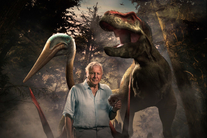 David Attenborough bemutatja azt a dinoszauruszlábat, ami megmaradt az aszteroida becsapódása után
