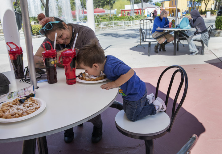 Egy család ebédel a vidámparkban 2021. április 2-án – Fotó: Mel Melcon / Los Angeles Times / Getty Images