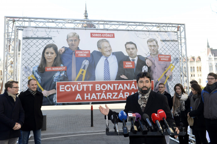 Hidvéghi Balázs, a Fidesz kommunikációs igazgatója sajtótájékoztatót tart Az ellenzék lebontaná a határzárat címmel, amelyen bemutatta pártja új plakátját 2018. januárban – Fotó: Soós Lajos / MTI
