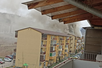 Lángokban áll egy szászfenesi tömbház