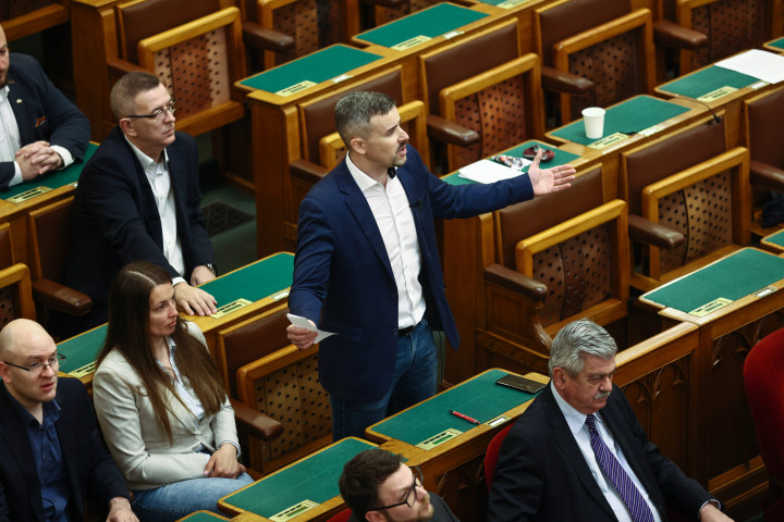 Jakab Péter a parlamentben 2022 márciusában – Fotó: Németh Sz. Péter / Telex