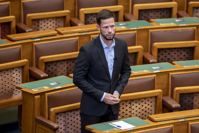 Tordai Bence a parlamentben 2021 szeptemberében – Fotó: Bődey János / Telex