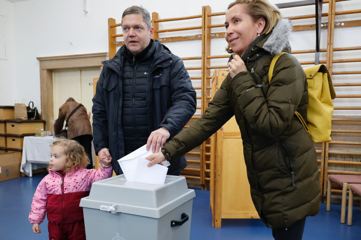 Tóth Bertalan, az MSZP társelnöke, a párt parlamenti frakcióvezetője felesége társaságában adja le a szavazatát 2022. április 3-án – Fotó: Varga György / MTI