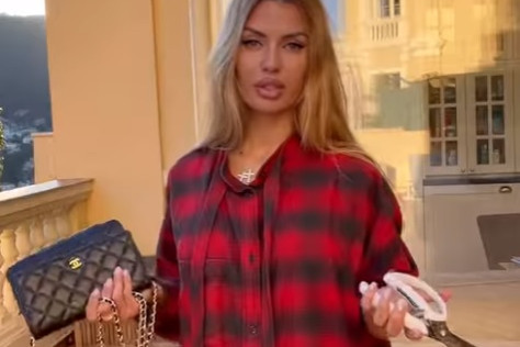 Orosz modellek Chanel táskákat darabolnak fel, így tiltakoznak a szankciók ellen