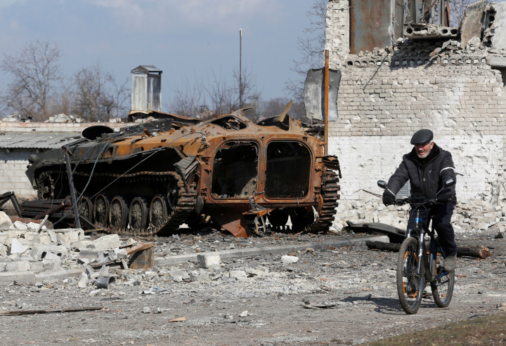 Egy helyi lakos biciklizik egy kilőtt páncélos mellett a kelet-ukrajnai Volnovahában, 2022. március 15-én – Fotó: Alexander Ermochenko / Reuters