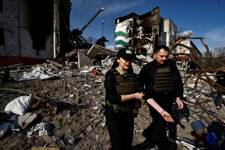 Irina Venediktova ukrán főügyész és munkatársa Borogyanka romjai között – Fotó: Zohra Bensemra / Reuters