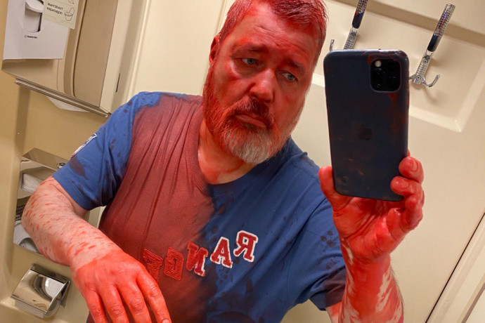 Vörös festékkel öntötték le az utolsó kormánykritikus orosz lap Nobel-békedíjas főszerkesztőjét