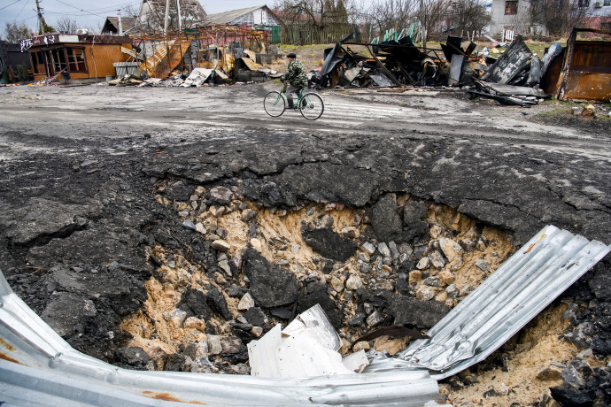 Bombakráter a Kijev melletti Demigyivben – Fotó: Vladyslav Musiienko / Reuters