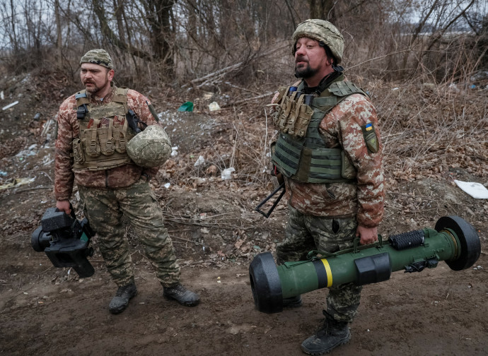 Ukrán katonák egy Javelin páncéltörővel Kijevtől északra március 13-án – Fotó: Gleb Garanich / Reuters