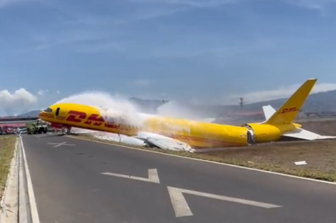 Lecsúszott a kifutópályáról és kettétört a DHL egyik Boeingje Costa Ricában