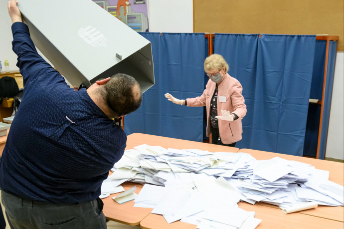 Megkezdődött a külképviseleti és az átjelentkezéses szavazatok átadása az egyéni választókerületi irodáknak