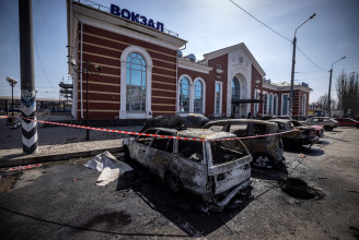 Az oroszok lebombáztak egy kelet-ukrajnai vasútállomást, több ezer háború elől menekülő civilt ért támadás