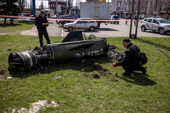 Egy rakéta maradványait vizsgálják a vasútállomás mellett – Fotó: Fadel Senna / AFP
