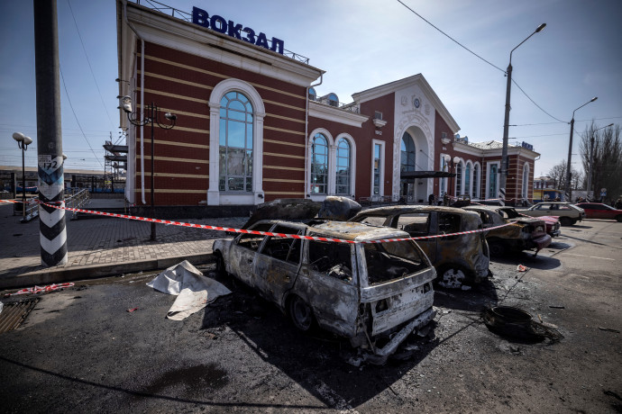 Kiégett autók a kramatorszki vasútállomás előtt a támadás után – Fotó: Fadel Senna / AFP