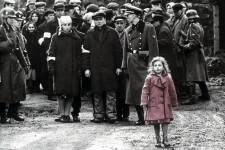 Emlékeznek még a piros kabátos kislányra a Schindler listájából? A lengyel–ukrán határon segít menekülteknek