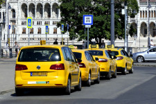 Megvan az egyezség, egy hónap múlva harmadával kerülhet többe a taxizás Budapesten