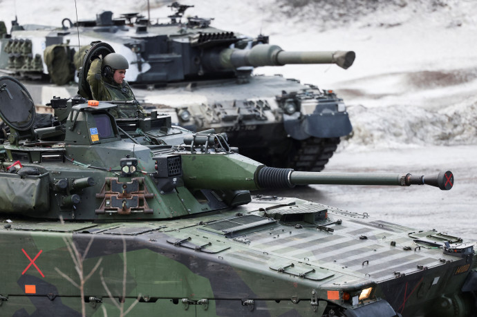 Svéd és finn tankok a "Cold Response 2022" elnevezésű hadgyakorlaton 2022. március 22-én – Fotó: Yves Herman / Reuters