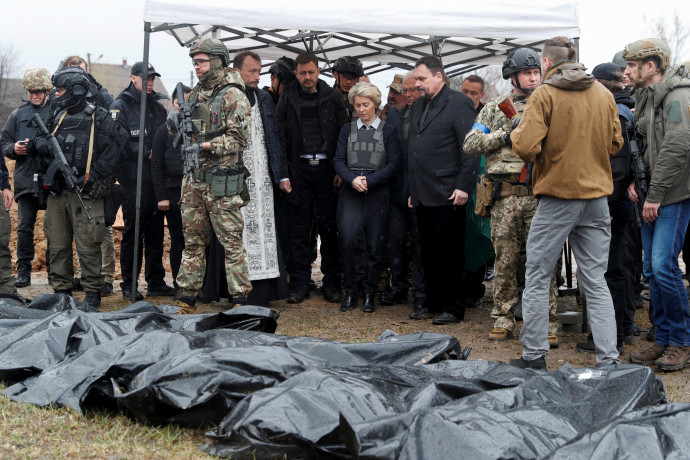  Ursula von der Leyen, az Európai Bizottság elnöke, mellette Josep Borrel, az Európai Unió külügyi és biztonságpolitikai főképviselője, valamint Eduard Heger szlovák miniszterelnök az egyik bucsai tömegsírból exhumált halottak mellett – Fotó: VAlentyn Ogirenko / Reuters