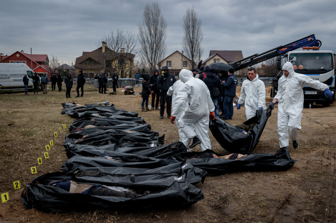 Civil áldozatokat exhumálnak a Kijev melletti Bucsában – Fotó: Huszti István / Telex