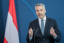 Ukrajnába indult az osztrák kancellár, szombaton Zelenszkijjel találkozik