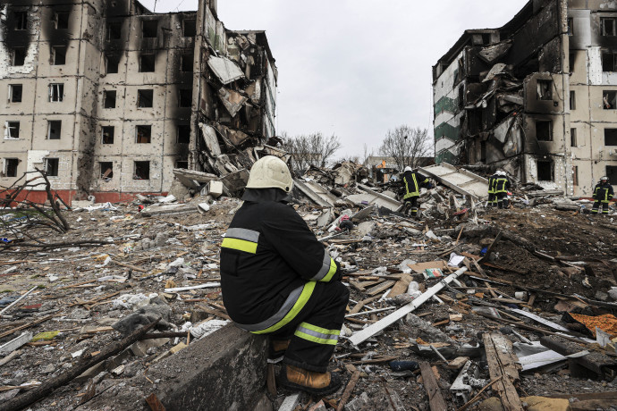 Tűzoltók Borogyankában április 8-án – Fotó: Metin Aktas / Anadolu Agency / AFP
