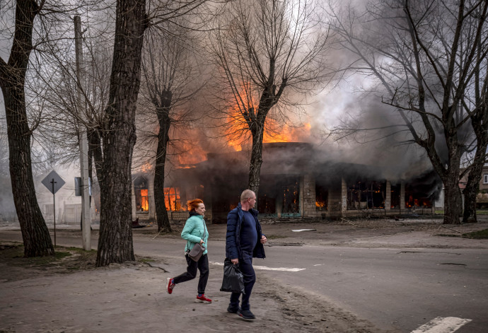 Civilek menekülnek egy április 6-i orosz bombázás elől a Donbasz régióban lévő Szeverodonyeckben – Fotó: Fadel Senna / AFP