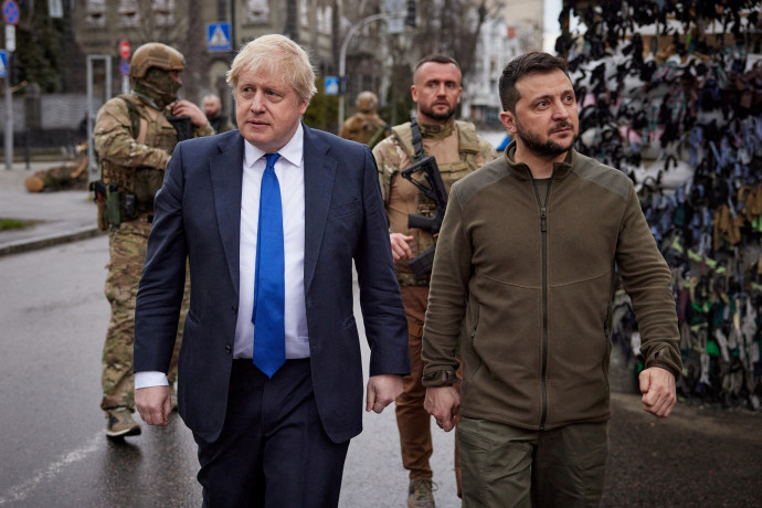 Boris Johnson és Volodimir Zelenszkij kijevi sétájuk közben – Fotó: Ukrainian Presidential Press Service / Reuters