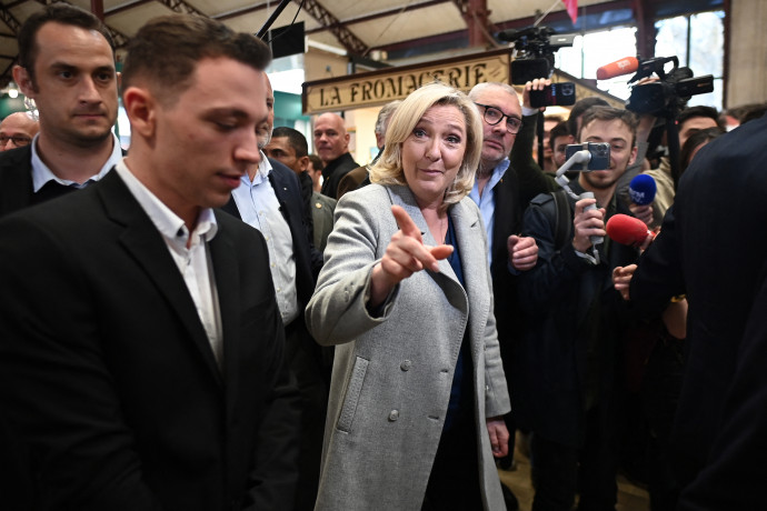 Marine Le Pen a dél-franciaországi Narbonne-ban kampányolt 2022. április 8-án – Fotó: Lionel Bonaventure / AFP