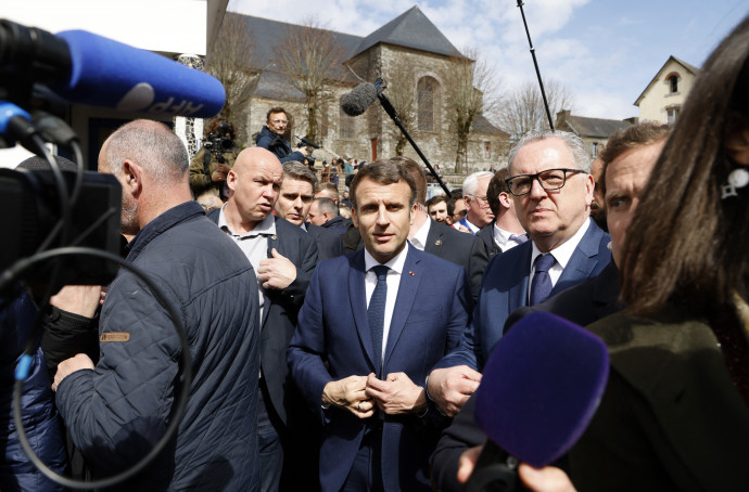 Macron egy kampányrendezvényen a nyugat-franciaországi Spezet-ben 2022. április 5-én – Fotó: Ludovic Marin / AFP