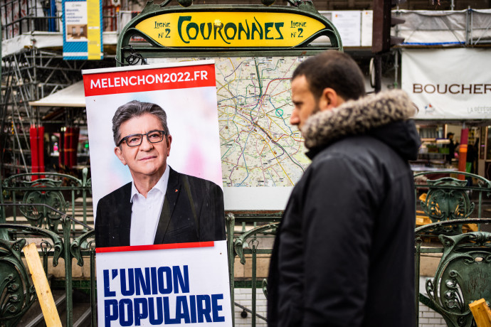 Jean-Luc Mélenchon kampányplakátja Párizsban 2022. április 8-án – Fotó: Xose Bouzas / Hans Lucas / Hans Lucas via AFP