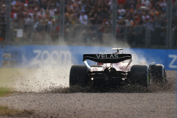 Carlos Sainz számára a sóderágyban ért véget az Ausztrál Nagydíj – Fotó: Robert Cianflone / Getty Images