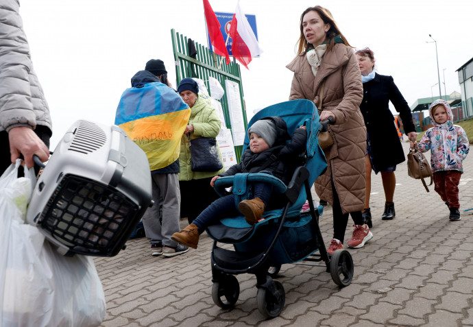 Ukrán menekültek gyalogolnak át a lengyel határon – Fotó: Leonhard Foeger / Reuters
