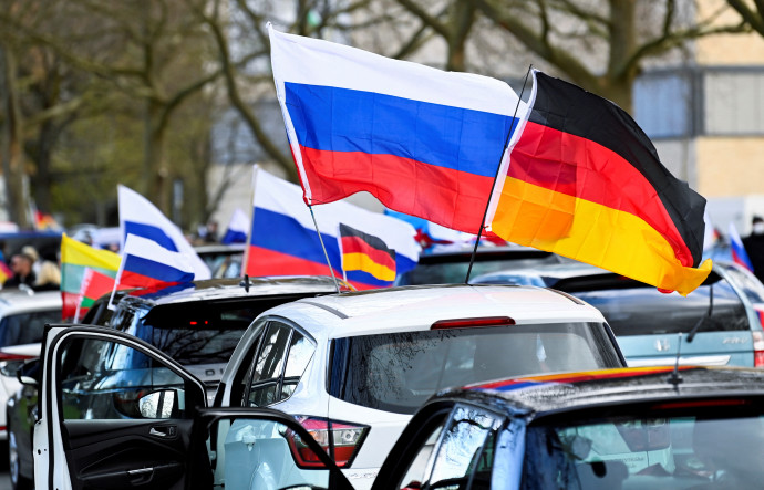 Zászlókkal vonul a hannoveri oroszbarát konvoj – Fotó: Fabian Bimmer / Reuters