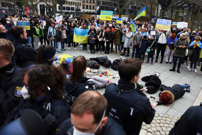 Rendőrsorfal áll az ukránpárti tüntetés performansza előtt – Fotó: Kai Pfaffenbach / Reuters