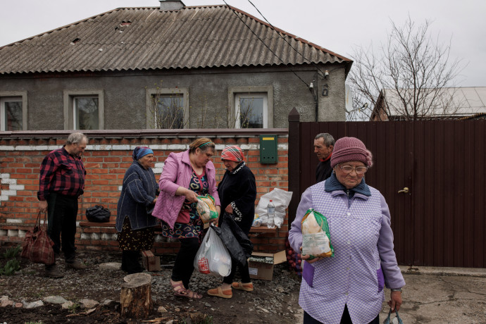 Ételt oszt az ukrán hadsereg civileknek a Harkiv közelben fekvő Malaja Rohanyban – Fotó: Alkis Konstantinidis / Reuters