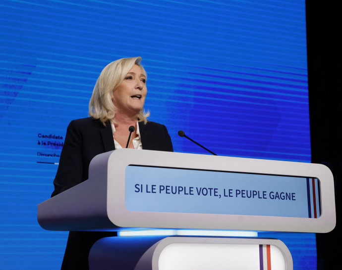Marine Le Pen beszél az előzetes eredmények ismeretében 2022. április 10-én este – Fotó: Albert Cara / Anadolu Agency / Anadolu Agency via AFP