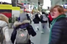 Hangos durranás miatt menekültek a Times Square-en, egy aknafedő volt a ludas