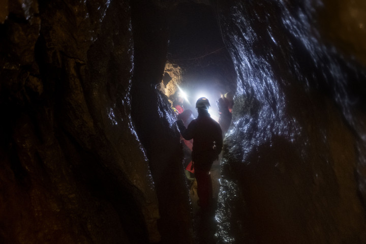 Mede Márton búvár holttestének felszínre hozatala a Kossuth-barlangban – Fotó: Magyar Barlangi Mentőszolgálat