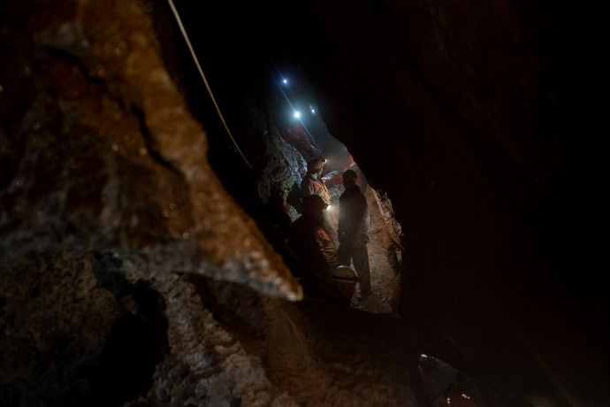 Részletesen leírták a barlangi mentők, hogyan tudták kihozni meghalt társukat a Kossuth-barlangból