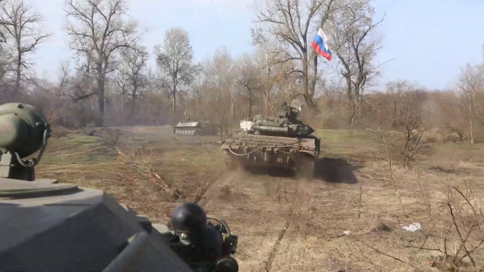 Videofelvételen orosz harckocsik vonulnak Harkiv környékén – Fotó: Orosz Védelmi Minisztérium / Sputnik / AFP
